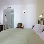 Brazzera 3* Finikas (Syros)