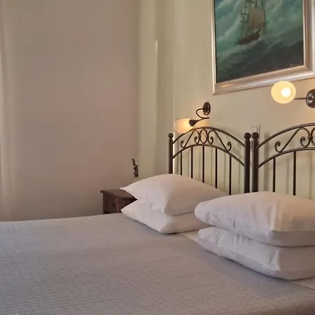 Brazzera Hotel Finikas (Syros)