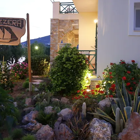 Brazzera 3* Finikas (Syros)