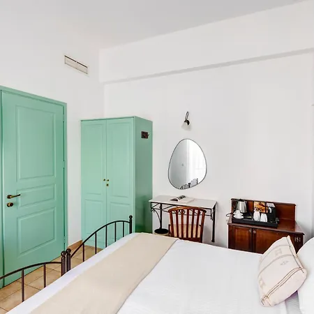 Brazzera 3* Finikas (Syros)