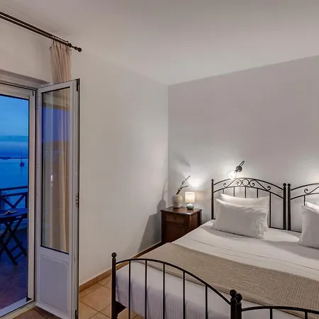 Brazzera 3* Finikas (Syros)