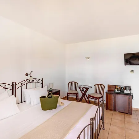 Brazzera 3* Finikas (Syros)