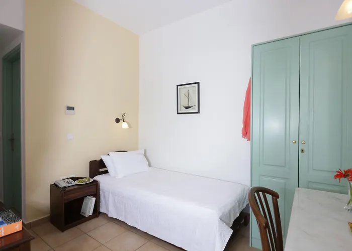 Brazzera 3* Finikas (Syros)