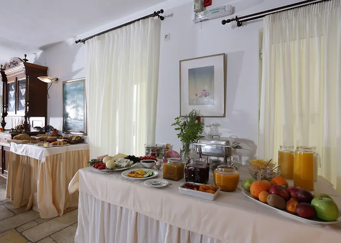 Hotel Brazzera Finikas (Syros)