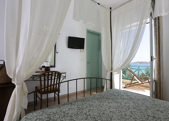 Hotel Brazzera Finikas (Syros)